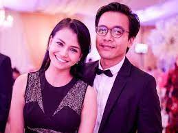 Pasangan yang diketengahkan adalah azwan kombos & ezzaty abdullah, nadzmi adhwa & ardell aryana, salma asis & azri Azwan Kombos And Ezzaty Abdullah Will Get Married This Raya