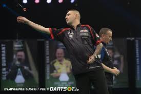 Alle informationen zur pdc premier league darts 2021 sowie die immer aktuelle tabelle, der spielplan und alle weiteren informationen rund um unibet ist der neue sponsor der premier league darts und hat damit wettanbieter betway nach vier jahren abgelöst. Premier League Darts 2021 Spielberichte Tag 1