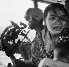 Napalm — angriff im vietnamkrieg napalm ist eine brandwaffe mit dem hauptbestandteil benzin, das mit hilfe von zusatzstoffen geliert wird. Fotografie Die Ganze Wahrheit Uber Die Beruhmte Vietnam Ikone Welt