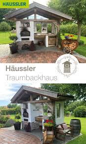 Dieses Tolle Traumbackhaus Gehort Familie Fischer Der Holzbackofen Wurde Schon Und Praktisch Mit Einer Aussen Holzbackofen Garten Holzbackofen Pizzaofen Garten