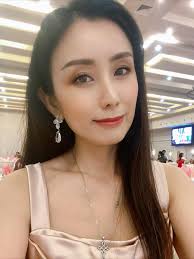 31/12/2022 #祝妈妈生日快乐🎂🥳🎉🎊 谢谢两位一直给我惊喜的徒儿Amber Tung和Ray Lim  再来给妈妈生日惊喜🎂🎊🎊🎉🎉🥳🥳 在海鲜馆订好了位子才让我知道😂 妈妈原本也不想去，劝了很久她才肯去😂  谢谢徒儿们的生日海鲜餐！又让你们破费了😥 感恩你们的用心！还准备了 ...