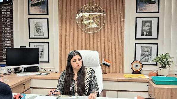 नोएडा NSA मामले में सुप्रीम कोर्ट की लिस्टिंग पर सवाल, रोस्टर से अलग बेंच के सामने क्यों पहुंची DM मेधा रूपम की याचिका?