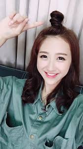 洪瑀璟- 早上5:00就起床，還是有點想睡🌛⭐️ 寶姐綁的丸子太強大了～好可愛🌸😃 我自己綁起來都像小💩一樣沒成功過....  今天的工作的讓我好期待又有點緊張😳😳😳 加油了～ Demi Ho Makeup Studio專業彩妝造型工作室|