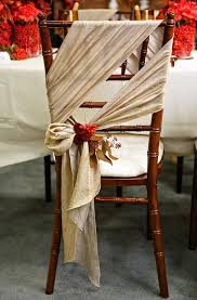 A Causal Twist On The Standard Chiavari Chair And Tie Style Love This Soft Natural Looking Fabric Dekor Dekorasyon Fikirleri Bohem Dugunu