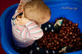 Spiele ab 3 jahre geeignet für drinnen und draußen für kinder ab 3 bis 12 jahre. Spielideen Fur Drinnen Fuhlen Matschen Sortieren Nestling