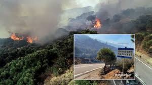 Η φωτιά έχει ξεσπάσει σε πευκόφυτη περιοχή με πυκνή βλάστηση και για τον λόγο αυτό έχουν σπεύσει στο σημείο ισχυρές επίγειες και εναέριες δυνάμεις. Fwtia Sth Xio Ekkenw8hkan Treis Oikismoi Oi Floges Apeilhsan Spitia Binteo Pelop Gr