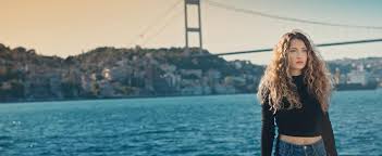 Şarkıcı irmak arıcı, trafikte adeta terör estirdi. Irmak Arici Kimdir Biyografitr