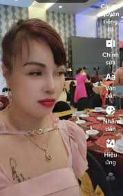 Cô dâu 62 tuổi" Thu Sao đăng ảnh lộ dung mạo thật qua livestream