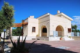 Il pizzicotto del panificio al mattarello di san vito dei normanni, un panzerottino farcito di tante bontà. Resort Vulcano San Vito Dei Normanni Aktualisierte Preise Fur 2021