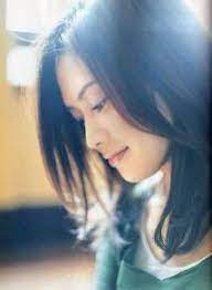 うつむいた横顔 yui 歌手 歌手 髪型