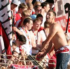 Fc köln erlebt gegen schalke ein zitterspiel. Gefullte Bierbecher Kolner Fans Werfen Fakalien In Den Schalker Block Welt