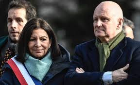 Ton premier roman, cette infortune, parle d'argent et de sexe, et son personnage principal se prostitue. Rzchquttlrdbtm