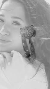 ✨ Ogni nome ha una storia. Ogni anello, un'emozione. Realizzato su  richiesta, questo anello personalizzato nasce per raccontare qualcosa di  unico: te. Il dettaglio? Ogni curva del nome è incisa con cura