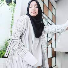 Supaya tampil sempurna, pilihlah hijab yang memiliki warna. 7 Fashion Designer Indonesia Yang Mahir Merancang Pakaian Muslimah Highlight Id