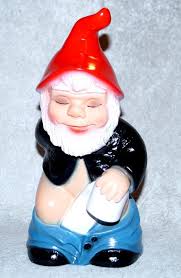 Der Arme Gartenzwerg Hat Sich Den Magen Verdorben Und Muss Nun Dauernd Ein Grosses Geschaft Erledigen Gartenzwerge Essen Eben Gern Gartenzwerg Zwerg Der Arm