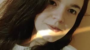 La tragedia di Erika, morta sul portone di casa. Gli amici: "Era forte come  il fuoco e dolce come la brezza estiva"