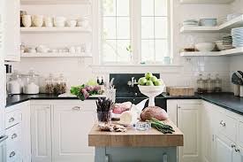 Kasih sayang antar anggota keluarga juga dihadirkan melalui masakan yang diolah di dapur. Punya Rumah Mungil Ini Ide Kitchen Set Minimalis Untuk Dapur Kecil