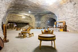 Salina ocnele mari este o exploatare minieră a sării aflată în localitatea ocnele mari, vâlcea, oltenia, românia. Salina Ocnele Mari Salvil