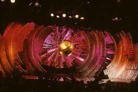 21 years of golden globe set design stage set design golden globes globe