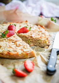 Dann die geschmolzene kuvertüre und die aufgelöste gelatine untermischen, zuletzt die erdbeeren unterheben. Rezept Erdbeer Rhabarber Kuchen Mit Selbstgemachtem Marzipan Ohne Zucker Projekt Gesund Leben