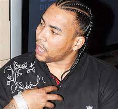 Dale dale, don, dale pa' que se muevan la yales pa' activar los anormales y al que se resbale boster dale, dale entonces tirate bien suelta, como gabete (dale, omar, que estoy suelta como gabete). Badboys Deluxe Don Omar