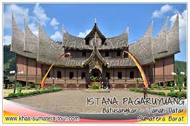 Batusangkar adalah sebuah kota yang terletak di dalam wilayah pemerintahan kabupaten tanah datar, yang juga merupakan pusat pemerintahan kabupaten tanah datar. Batusangkar Tanah Datar Khas Sumbar Tour