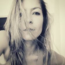 Ser fuerte no es dejar de llorar o volverse insensible. Ser fuerte es  desarrollar la capacidad de caerse una vez al día y levantarse dos, con la  frente en alto. Ser fuerte