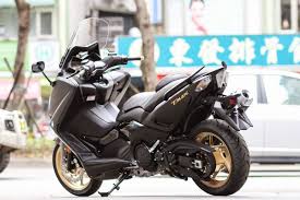 yamaha tmax 車系推出時 震撼整個機車界 用上許多超出當時大型速克達的規格 並以與檔車相同擁有獨立後搖臂的設計 令所有人眼睛為之一亮 台灣yamaha 在去年引進了最新款的tmax 530 後 並於今年引進black max 特仕車 車輛提供 鴻寶北 yamaha motorcycle vehicles