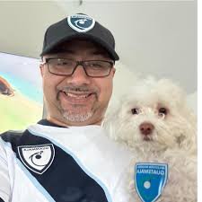 Nelly Pujols, actriz comediante venezolana nacida en Valencia el 21  noviembre 1953, se inició en "El programa sin nombre" y en "Chisparates"  durante 1974 y 75 por VTV. En éste último el