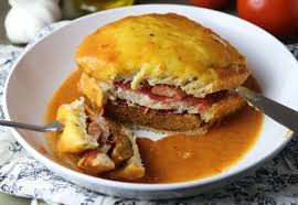Francesinha is a type of sandwich from porto made with thick slices of white loaf bread despite ancient gastronomic traditions in porto, francesinha is a pretty young dish created in the 1950s. Francesinha Eine Nordportugiesische Spezialitat Dailyvegan