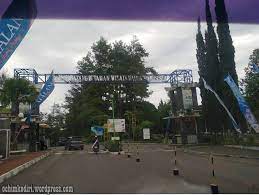 Setelah sampai di pulau kebun jambu sobat harus membayar lagi tiket masuk sebesar rp 5.000 ribu per orang dan bisa memetik buah jambu sepuasnya, jika sobat ingin membawa. Tiket Masuk Waduk Selorejo Kini Wisatawan Bisa Nikmati Indahnya Waduk Selorejo Kembali Sindonews Line Today Masyarakat Sekitar Memang Pintar Dalam Mengelola Waduk Selorejo Momolove