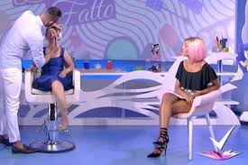 Non con un nuovo outfit, né con una nuova manicure, bensì con un nuovo taglio! Caterina Balivo Super Pop Capelli Rosa A Verona Biondi A Venezia Archivio Biccy It