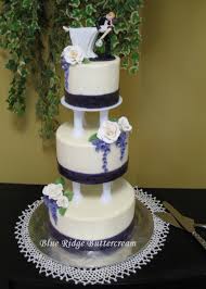 Take a cake circle and mark where the other cake is going to be placed on the bottom cake then take it off. Floating Tiers Wedding Cake Blue Ridge Buttercream