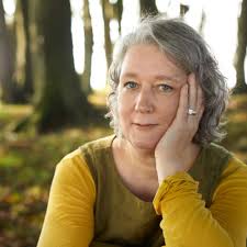 Claire Fuller: “Hemos saturado nuestras vidas de cosas superfluas, aunque  no solo en nombre de la comodidad”