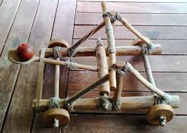 E Ta3h Alwshs Ths Polhs 1 Oi Katapeltes Kai Oi Poliorkhtikoi Krioi Stem Projects For Kids Catapult Diy For Kids
