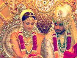Abhishek Bachchan And Aishwarya Rai Wedding Ceremony Utsavpedia Aishwarya rai donned a black and cream combination mirror embellished kurta and lehenga by manish malhotra. abhishek bachchan and aishwarya rai