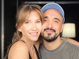 La historia de amor de Abel Pintos y Mora Calabrese: el cantante tuvo que  esperar 6 años para iniciar su relación