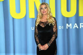 Valeria Marini vomita, panico al Gf Vip: "Colpa di una mela", ma è allarme virus