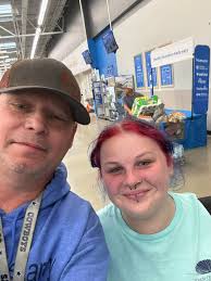 I'm taking a selfie. I am at Walmart in Shelby just messing around hello  everybody. Hope you're doing well. I ran into a little girl. She wanted to  take a selfie with