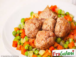 Mettere in una ciotola la carne tritata di tacchino, sale, pepe, noce moscata, prezzemolo tritato, un uovo, due fette di pan carrè bagnate con acqua. Ricetta Polpettine Di Tacchino Con Piselli Ricette Di Fragolosi