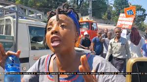 Plizyè anplwaye ONA ak OFATMA al plante pikèt yo devan vila dakèy ak  primati, maten madi 11 mas 2025 lan. Nan lide pou mande yon pibon kondisyon  travay ak ak bon jan salè. #news #nouvelle #oneshowpam ...