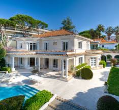 Magnificent Beach Front Villa In Cap D Antibes French Riviera Represented By Beauchamp Estates Mansiones De Lujo Casas Mansiones Casas De Lujo