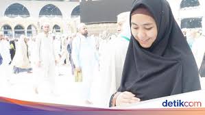 Pelakon indonesia, oki setiana dewi, 31, selamat melahirkan anak keempatnya di rumah sakit ibu dan anak bina medika, bintaro, jakarta, isnin lalu. Oki Setiana Dewi Jelaskan Kondisi Terkini Anak Keempatnya