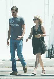 Rachel mcadams is reportedly pregnant with her first child. Rachel Mcadams Gives Birth To A Baby Boy With Boyfriend Express Digest
