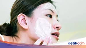 Salah mitos terkait cara cuci muka yang benar adalah terkait suhu air yang digunakan. Cara Membersihkan Wajah Yang Benar Menurut Dokter