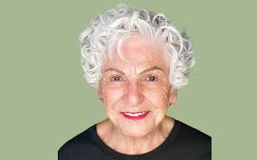Capelli corti ricci donna over 60