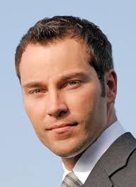 While you undertake the needed measures to restore your hairline you can use the following hairstyles to hide a receding hairline. Fashion And Style Mens Hairstyles Short Receding Hair Styles Hairstyles For Receding Hairline