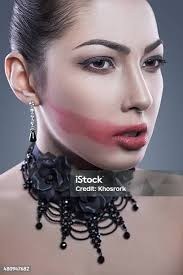 Ritratto Di Angelo Nero Con Il Trucco Scuro E Rosso