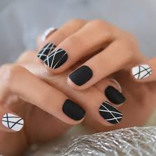 10 diseños de uñas en blanco y negro que serán el nuevo básico de la temporada.diseños de uñas negras con blanco. Unas Postizas Redondas Cortas Diseno Simple De Lineas Blancas Y Negras Unas Postizas Profesionales Para Estudiantes Y Oficina A Anvas Info
