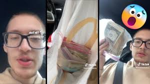 VIDEO Joven pide comida; en su paquete había 94 mil pesos